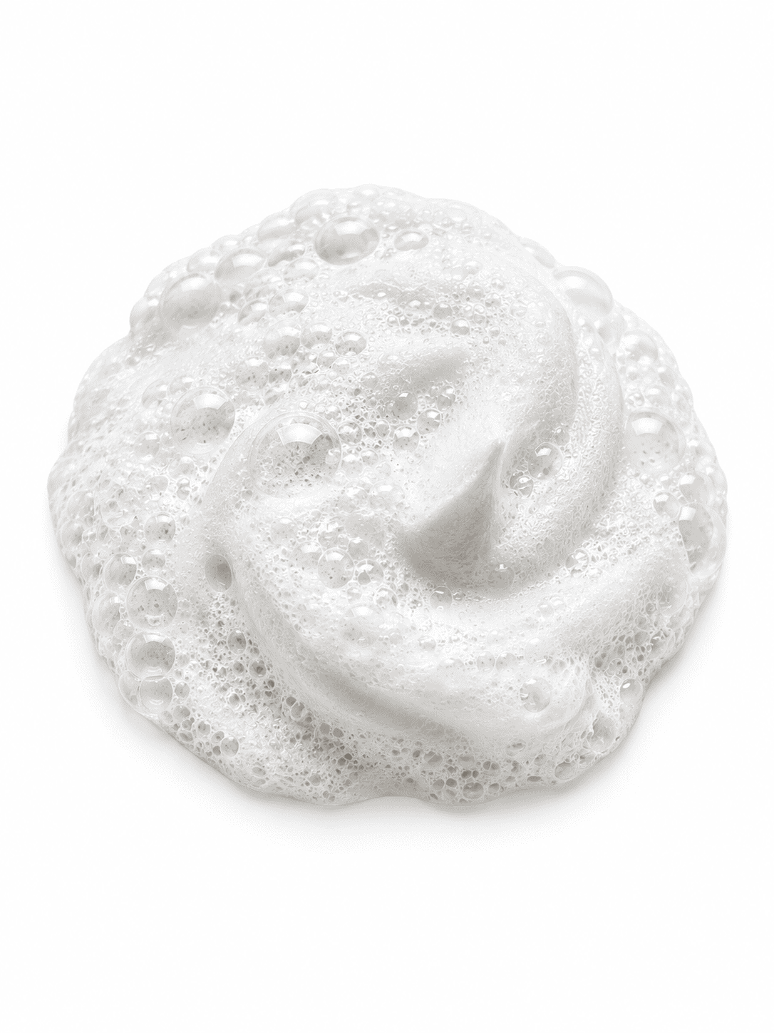 Texture di schiuma soffice di uno shampoo anticaduta rinforzante su sfondo bianco, simbolo di una detersione delicata e del benessere del cuoio capelluto.